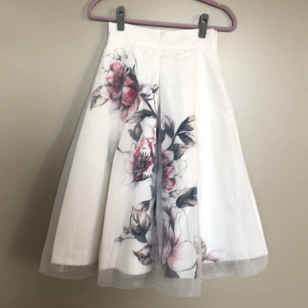 WHBM- Full Floral Skirt- NWT Size 0